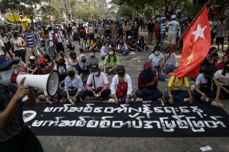 Kremlin desaprova mortes civis nas manifestações pró-democracia em Myanmar
