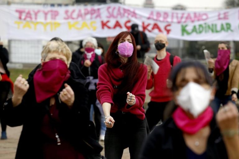 Novos protestos na Turquia contra abandono de tratado que protege mulheres