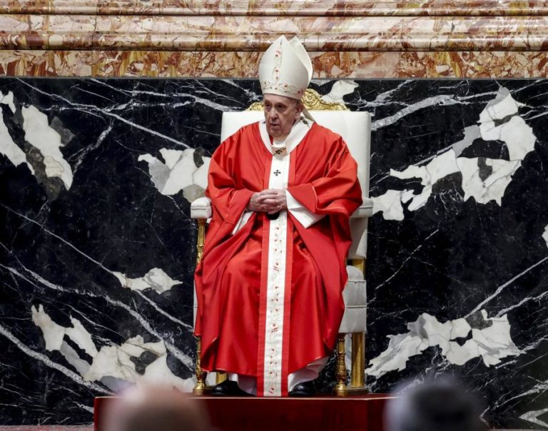 Papa lembra vítimas do ataque a uma igreja na Indonésia durante oração do Angelus