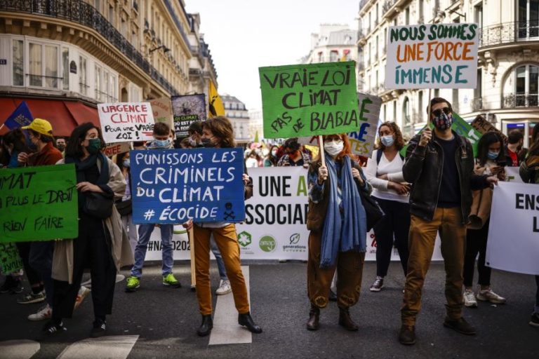 Milhares de manifestantes em toda a França pedem uma lei climática ambiciosa