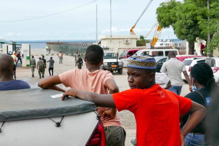 Moçambique/Ataques: Navio com cerca de mil deslocados de Palma ruma a Pemba – Total