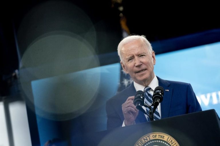 Covid-19: Biden destaca recorde de vacinação mas receia relaxamento da população
