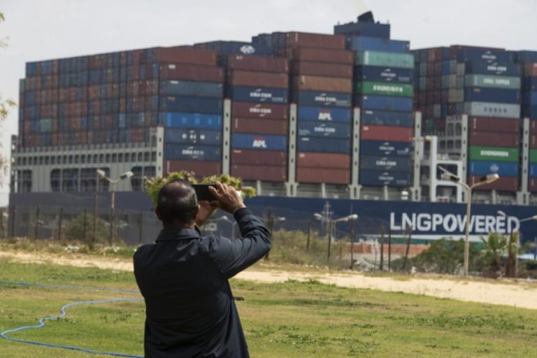 Sissi quer evitar repetição de incidente que bloqueou Canal do Suez