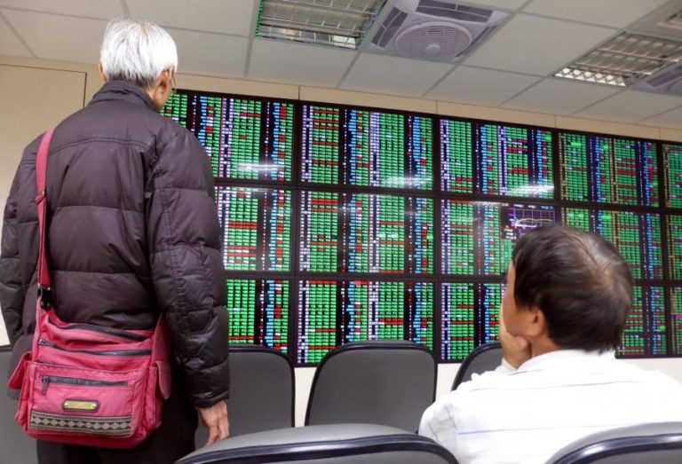 Bolsa de Xangai encerra a cair 0,23%