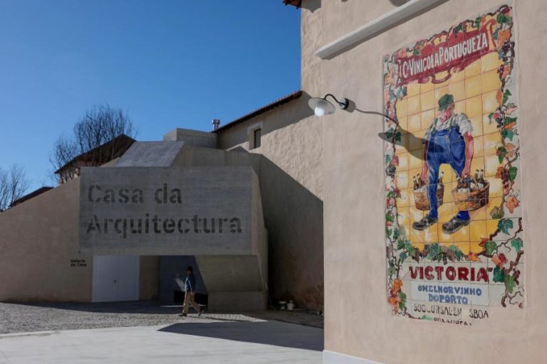 Fotografias do italiano Guido Guidi sobre obras de Siza na Casa da Arquitetura