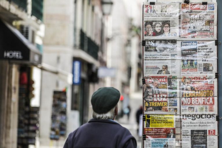 Média não perderam importância e procura de notícias é alta, segundo um estudo