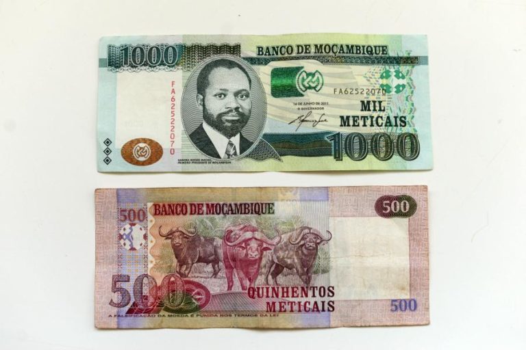 Metical deverá desvalorizar-se e chegar ao fim do ano nos 74 por dólar – Fitch Solutions