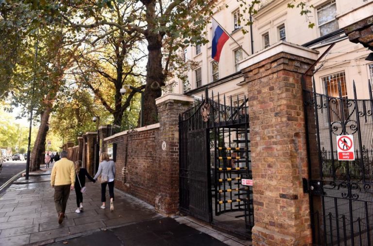 Reino Unido convoca embaixador russo face ciberataques e manobras atribuídos a Moscovo