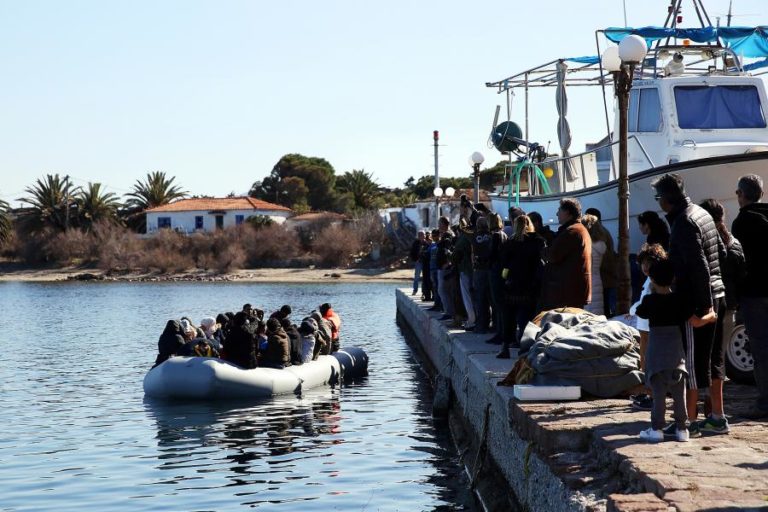 Migrações: Grécia acusa Turquia de encaminhar botes de migrantes para águas gregas