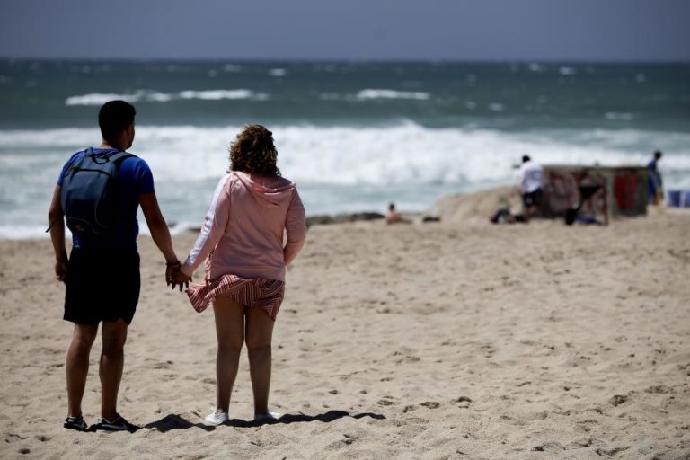 Covid-19: Governo mantém regras de acesso às praias