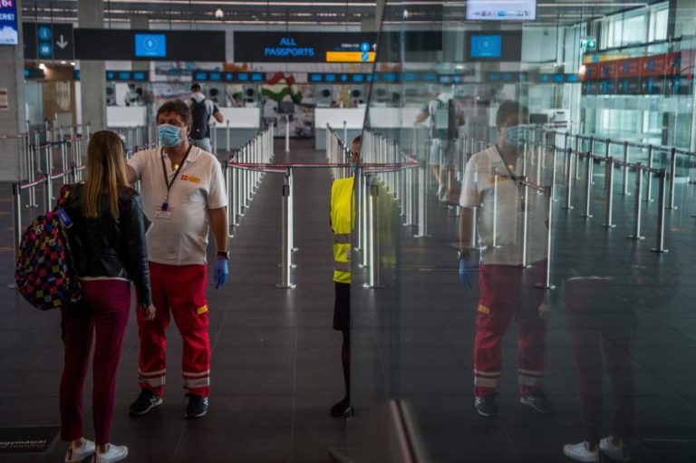 Covid-19: Bruxelas insta países a manterem limitação a chegadas não essenciais do Brasil