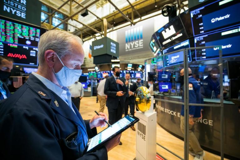 Wall Street inicia sessão no vermelho após novo recorde no S&P 500
