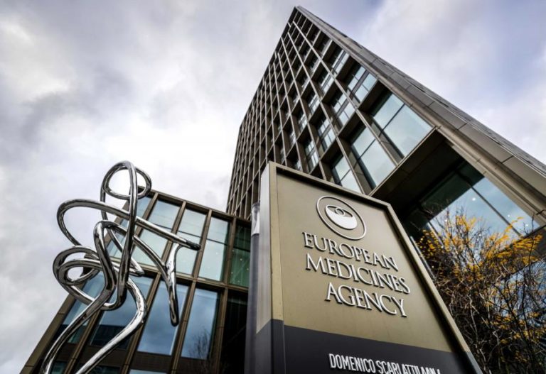 Covid-19: Regulador da UE compara risco de coágulos com vacina da AstraZeneca ao da pílula