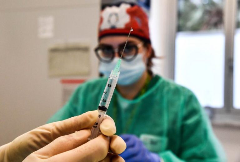 Covid-19: Número de pessoas vacinadas em Espanha ultrapassa o de contagiados