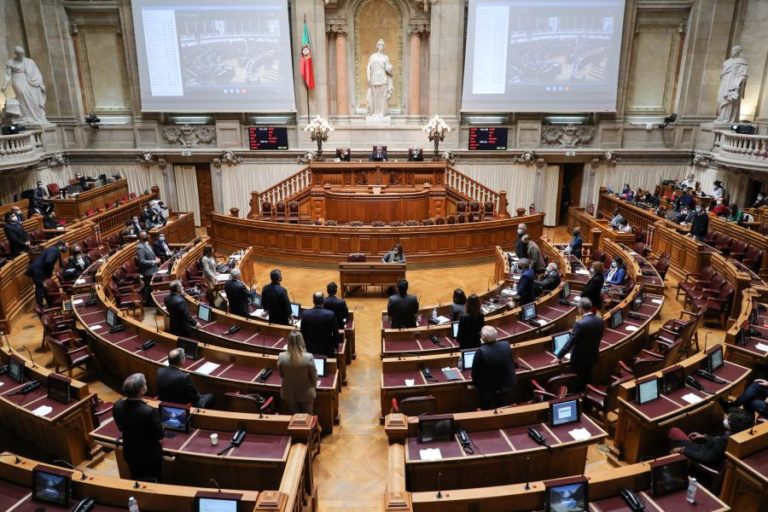 Parlamento deverá alargar motivos que permitem substituição temporária de deputados