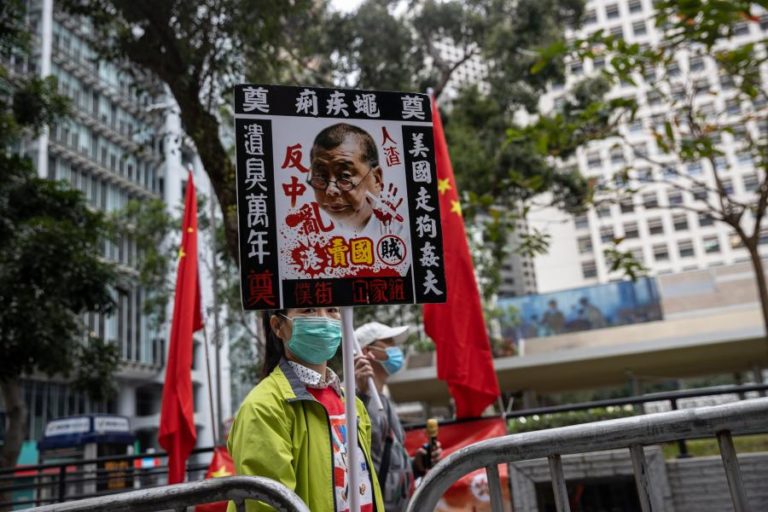 Hong Kong: Magnata dos ‘media’ pede a jornalistas para manterem “cabeça erguida”