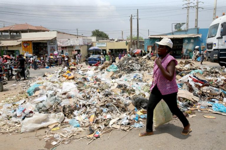 Jovens promovem marcha contra lixo em Luanda e desafiam proibição do governo provincial