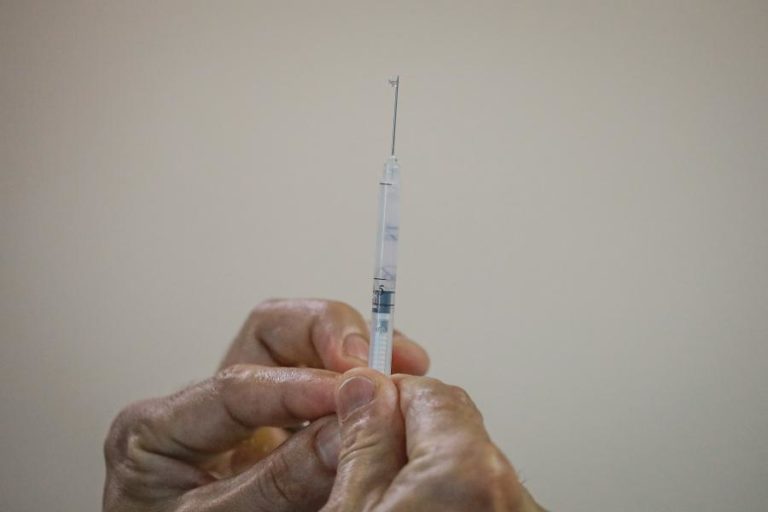 Covid-19: Autoridades admitem que 2.ª dose da AstraZeneca pode ser substituída por outra vacina