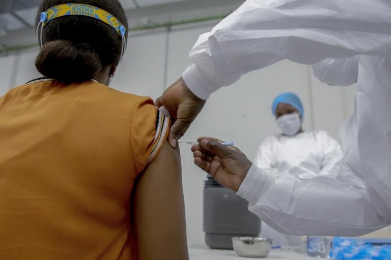 Covid-19: Angola já vacinou 181.578 pessoas maioritariamente em Luanda