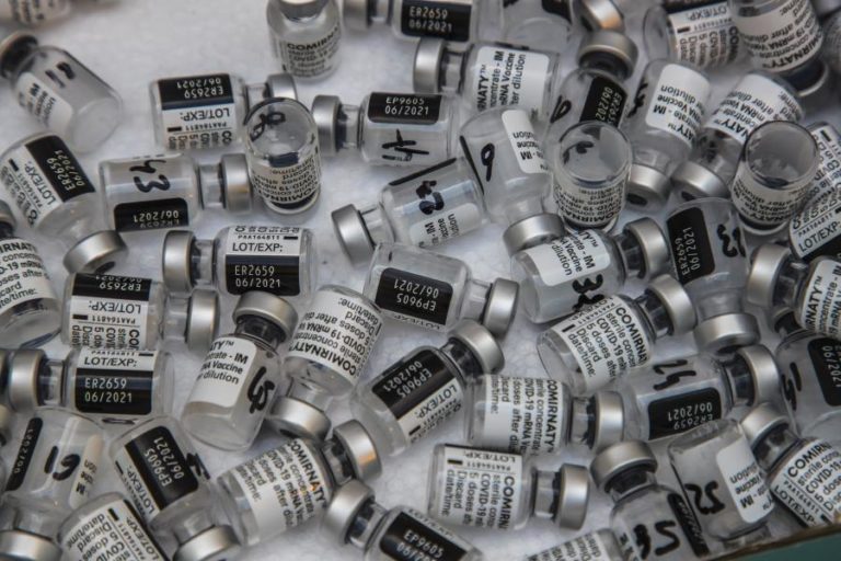 Covid-19: Vacina da Pfizer eficaz até seis meses após a segunda dose