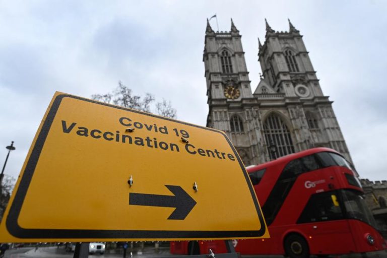 Covid-19: Vacinação no Reino Unido em desaceleração