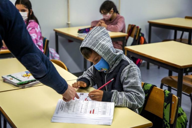 Covid-19: Henrique Barros sugere escolas como “sentinelas” de controlo da pandemia