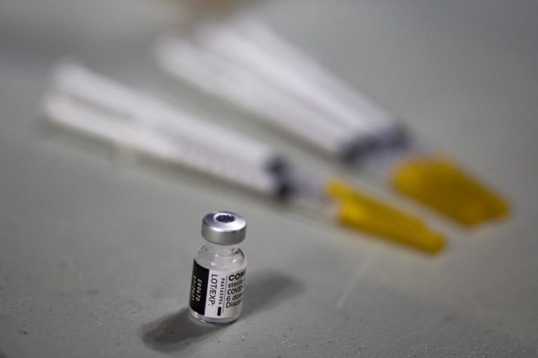 Covid-19: França já vacinou quase 10 milhões de pessoas com a primeira dose