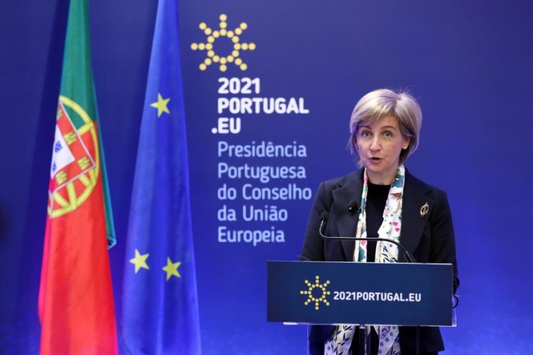 UE/Presidência: Ministra da Saúde convoca reunião de urgência para debater vacina AstraZeneca