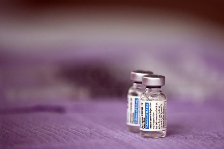 Covid-19: Autoridades de saúde dos EUA recomendam suspender vacina J&J para investigar efeitos