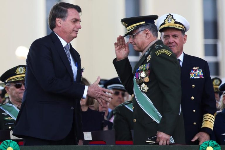 Covid-19: Bolsonaro ameaça pôr exército na rua se medidas restritivas causarem “caos”