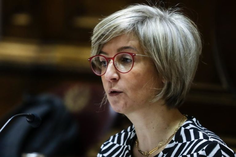 Covid-19: Ministra da Saúde apela à população para ter confianças nas vacinas