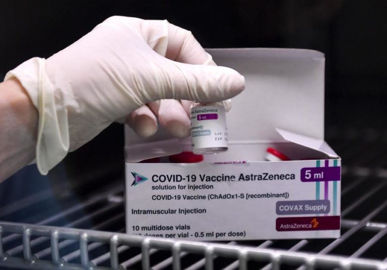 Covid-19: Reino Unido suspende testes clínicos da vacina AstraZeneca em menores
