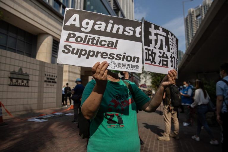 Hong Kong: Ex-deputados e magnata Jimmy Lai condenados por participação em protestos de 2019