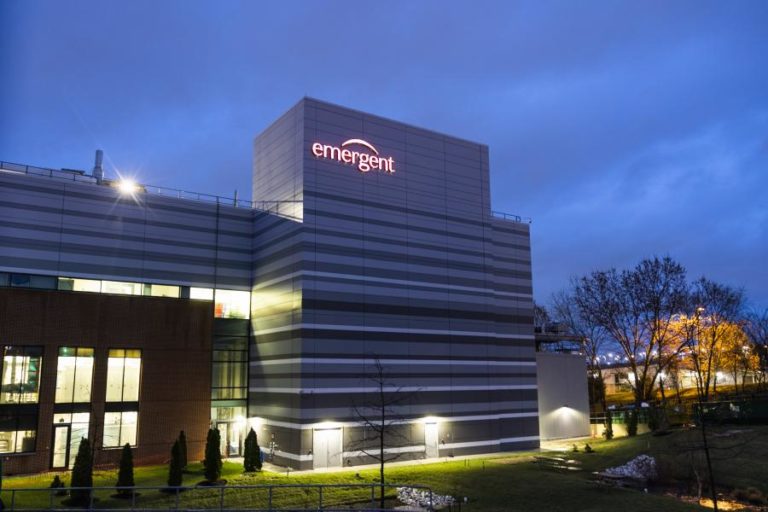 Covid-19: Johnson & Johnson supervisiona fábrica onde foram danificadas 15M de vacinas