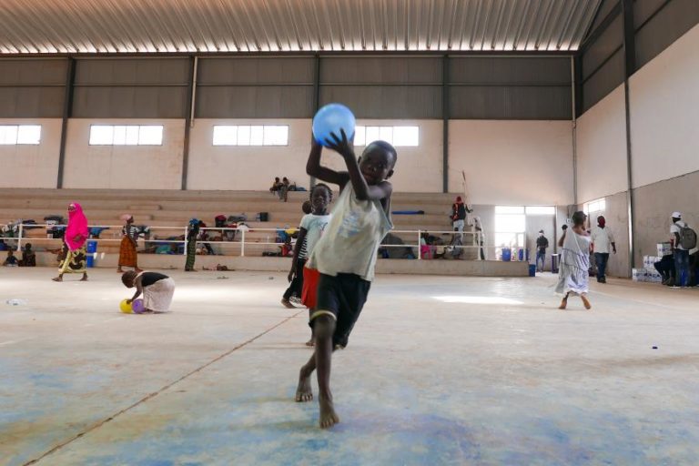 Moçambique/Ataques: Após o terror e apesar da fome, crianças voltam a brincar num abrigo temporário
