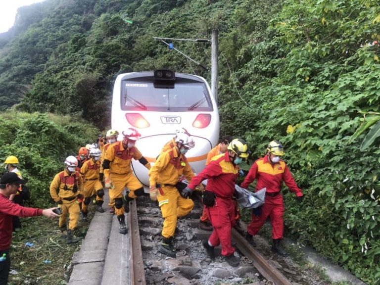 Número de mortos em descarrilamento de comboio em Taiwan sobe para 50
