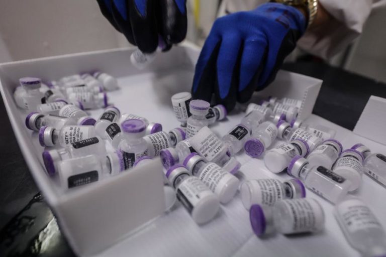 Covid-19: EMA pronuncia-se hoje sobre relação da vacina AstraZeneca com formação de coágulos