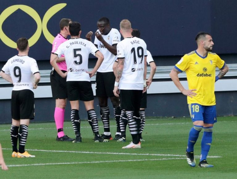 Jogadores do Valência retiram-se de campo por alegados insultos racistas a Diakhaby