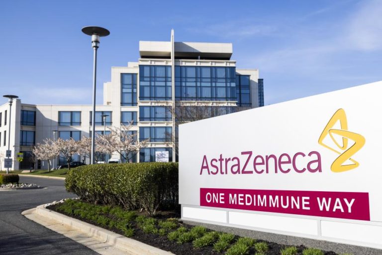 Covid-19: Costa admite que “berbicacho” com AstraZeneca pode tornar vacinação mais morosa
