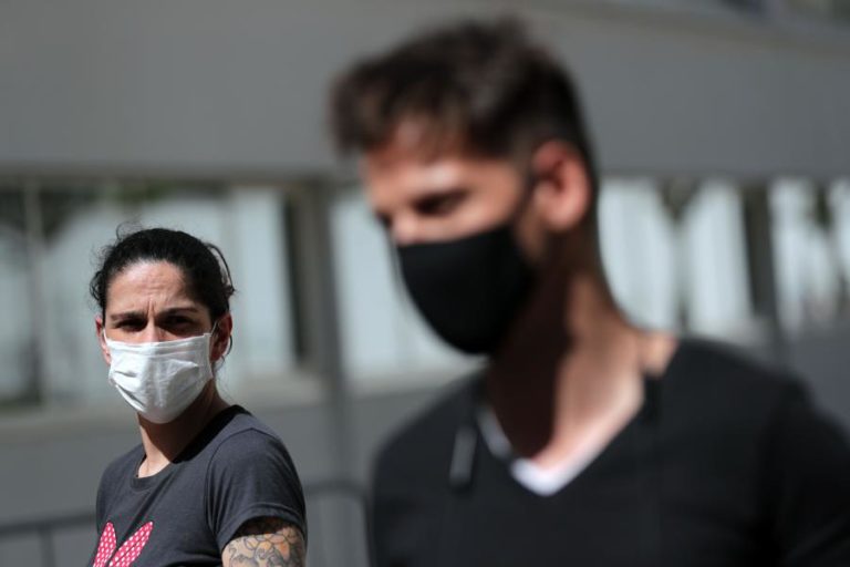Covid-19: Especialista alerta que uso de máscara aumentou doenças da voz