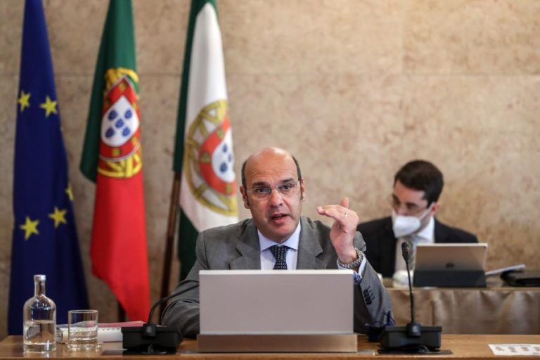 Covid.19: Nem há “receitas certas”, nem o Governo pretende ir “a todo o lado” – Siza Vieira