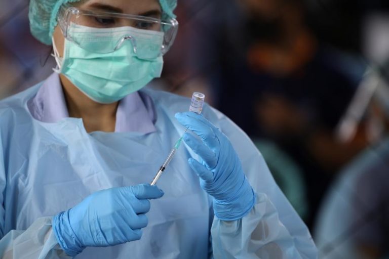 Covid-19: China admite baixa eficácia das vacinas que produz e pondera misturar vacinas