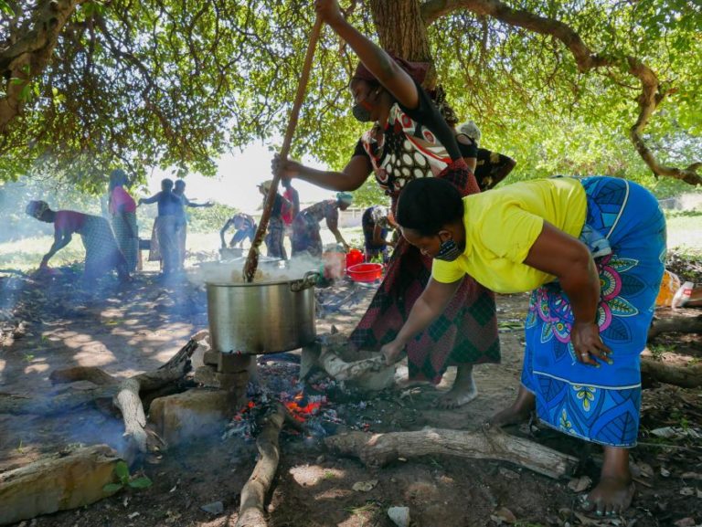 Moçambique/Ataques: No feriado delas, mulheres esquecem festa e cozinham para deslocados
