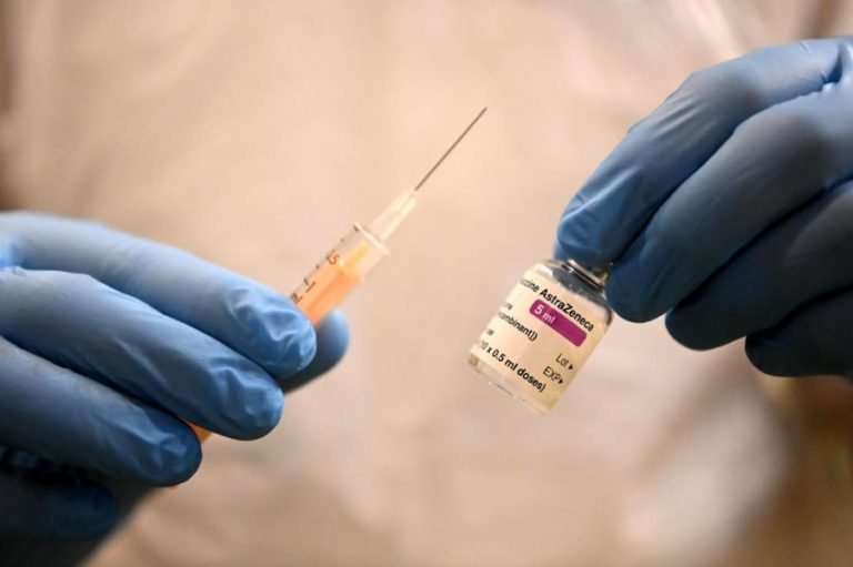 Covid-19: Relação entre vacina AstraZeneca e coágulos sanguíneos “plausível mas não confirmada”, diz OMS