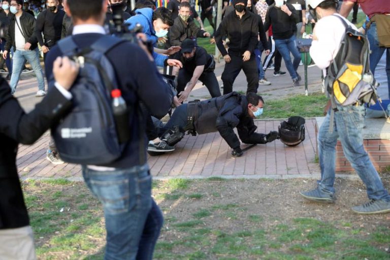Dois detidos e 13 feridos em distúrbios em comício do Vox em Vallecas, Madrid