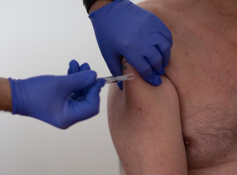 Covid-19: Residente de Macau toma doses de vacinas diferentes, autoridades pedem desculpa