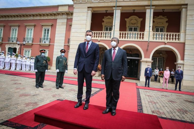 Angola está “comprometida com a paz” e tem “enorme” influência regional, diz Pedro Sánchez