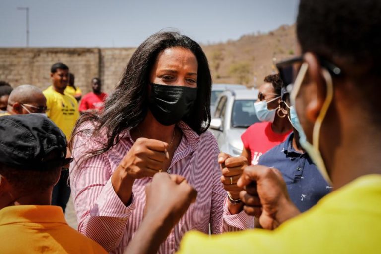 Janira é “mulher guerreira” que vai porta a porta pedir o voto num “Cabo Verde para todos”