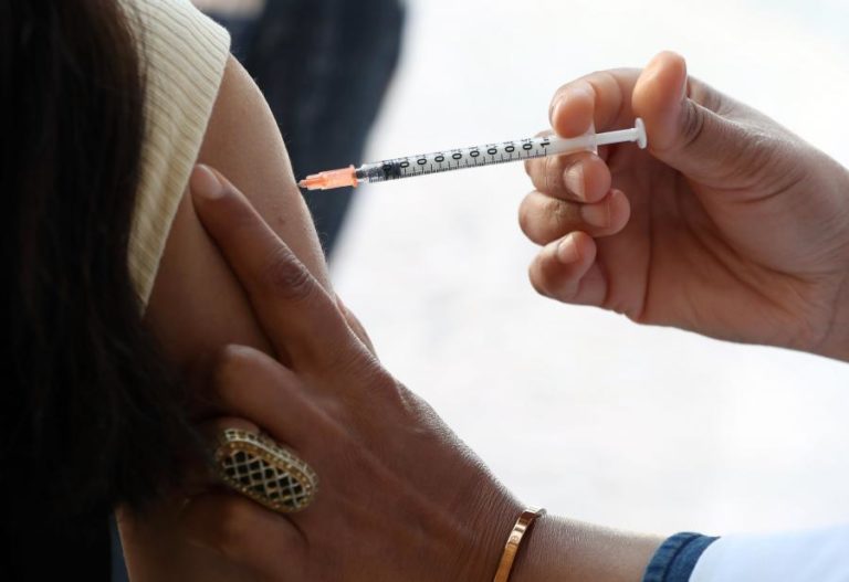 Covid-19: Estudo israelita aponta resistência da variante sul-africana a vacina da Pfizer