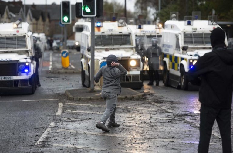 Dublin avisa contra “espiral” de violência na Irlanda do Norte